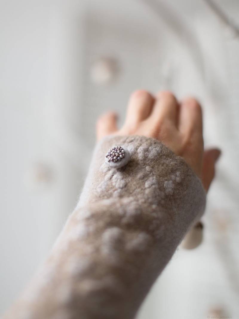 Gefilzte Fingerlose Handschuhe - Warme Armstulpen Aus Wolle Für Damen Einzigartige Graue Und Braune Handgefertigte Mit Perlenbestickten Knöpfen von VaidaPetreikis