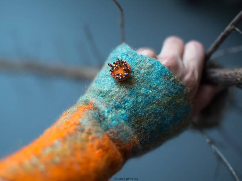 Gefilzte Fingerlose Handschuhe - Wollhandschuhe Armstulpen in Feuerorange Und Petrol-Türkisblau Wollwalk Handstulpen Mit Knopf von VaidaPetreikis