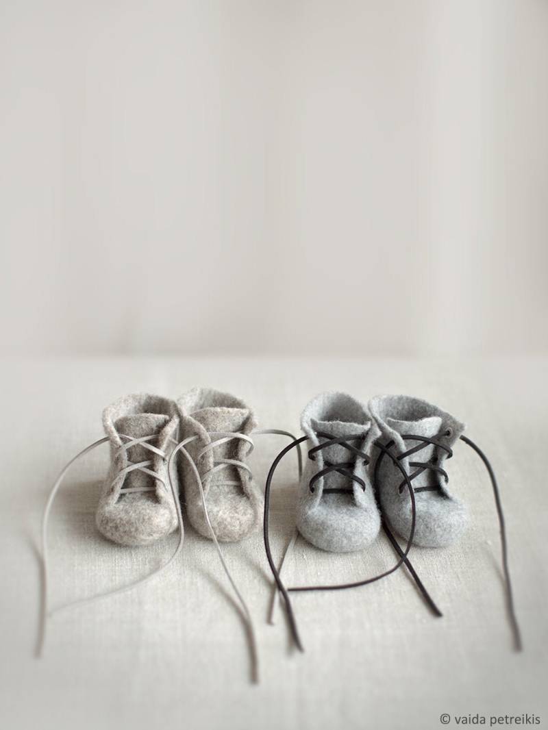 Neugeborenen Booties Für Zwillinge, Zwei Paar Stiefel Aus Natürlicher Bio-Wolle, Gefilzte Unisex Umweltfreundliche Grau-Braune Schuhe von VaidaPetreikis