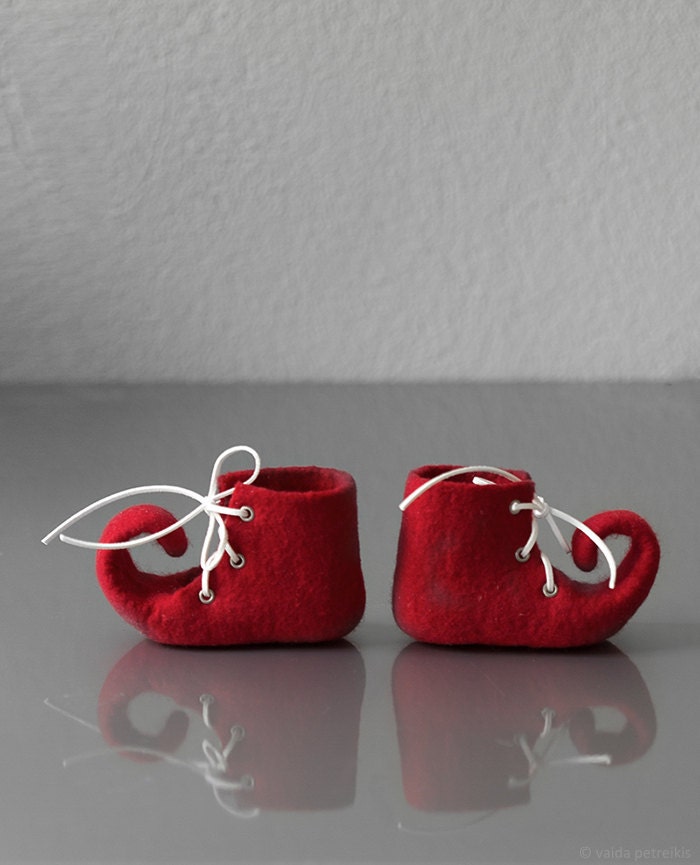 Rote Wolle Babys Erste Weihnachtsschuhe, Unisex Elfenschuhe, Gefilzte Geschnürte Weiche Sohlenstiefel, Reine Merinowolle Schuhe Für Prewalker von VaidaPetreikis