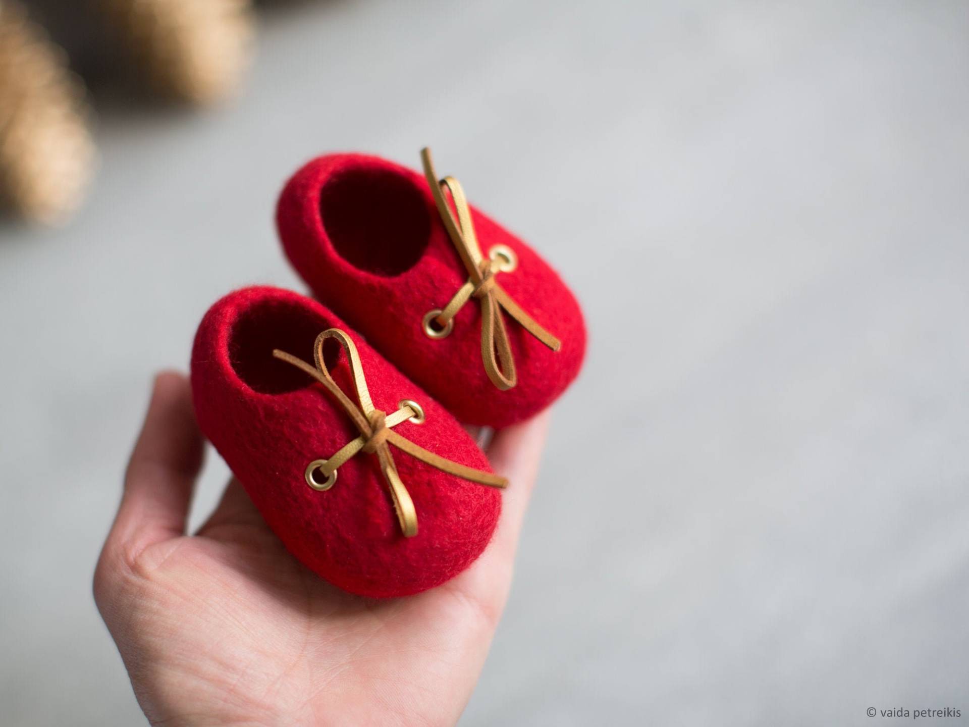 Rote Wolle Schuhe Für Neugeborene Mit Goldenen Schnürsenkeln in Einer Box Verpackt, Weihnachten Schwangerschaft Offenbaren Großeltern Rote Wolle Schuhe Für Neugeborene Mit Goldenen Schnürsenkeln in Einer Box Verpackt, Weihnachten Schwangerschaft Offenbaren Großeltern von VaidaPetreikis