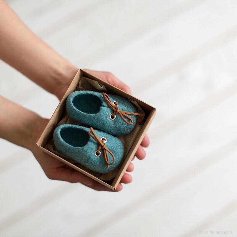 Schwangerschaft Offenbaren Wolle Booties, Unisex Aqua Blau Babyschuhe in Einer Box, Neugeborenen Geschenk Von Großeltern von VaidaPetreikis