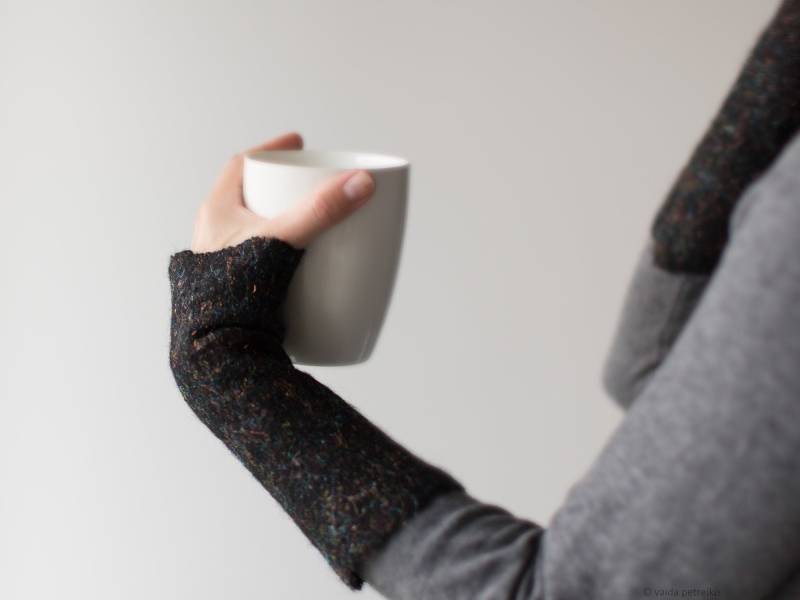 Schwarze Fingerlose Handschuhe, Armstulpen Gefilzt, Dünne Merinowolle Mit Glänzender Oberfläche in Regenbogenfarben, Wollstulpen Marmoreffekt von VaidaPetreikis