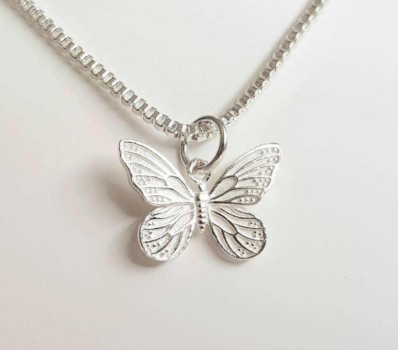 Niedliche Kette Mit 3D Schmetterling Anhänger 925 Sterling Silber Versilbert von VaikikiHolzschmuck