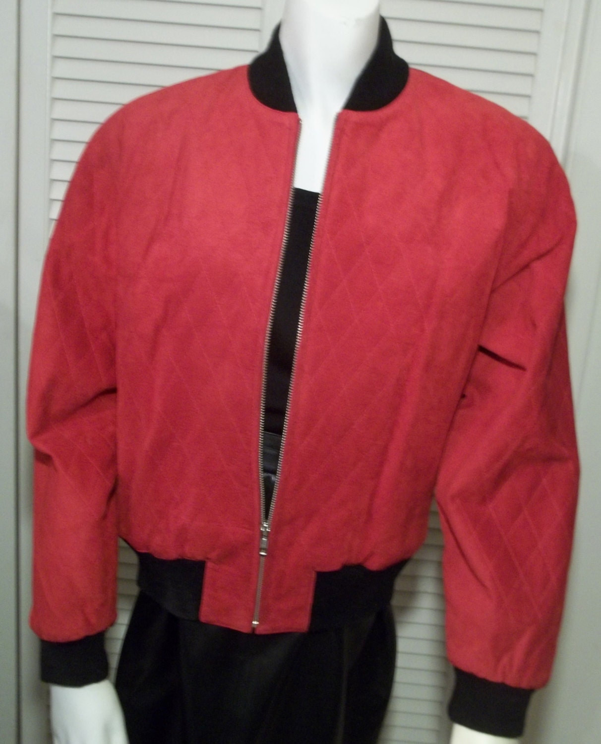 Atemberaubende Rote Wildleder Gesteppte Baseballjacke Von Lillie Rubin Größe 4 Atemberaubende Rote Wildleder Gesteppte Baseballjacke Von Lillie Rubin Größe 4 von VaillancourtGalleria