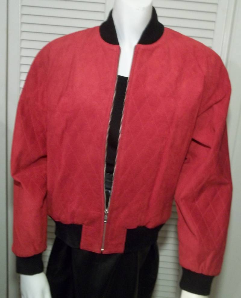 Atemberaubende Rote Wildleder Gesteppte Baseballjacke Von Lillie Rubin Größe 4 Atemberaubende Rote Wildleder Gesteppte Baseballjacke Von Lillie Rubin Größe 4 von VaillancourtGalleria