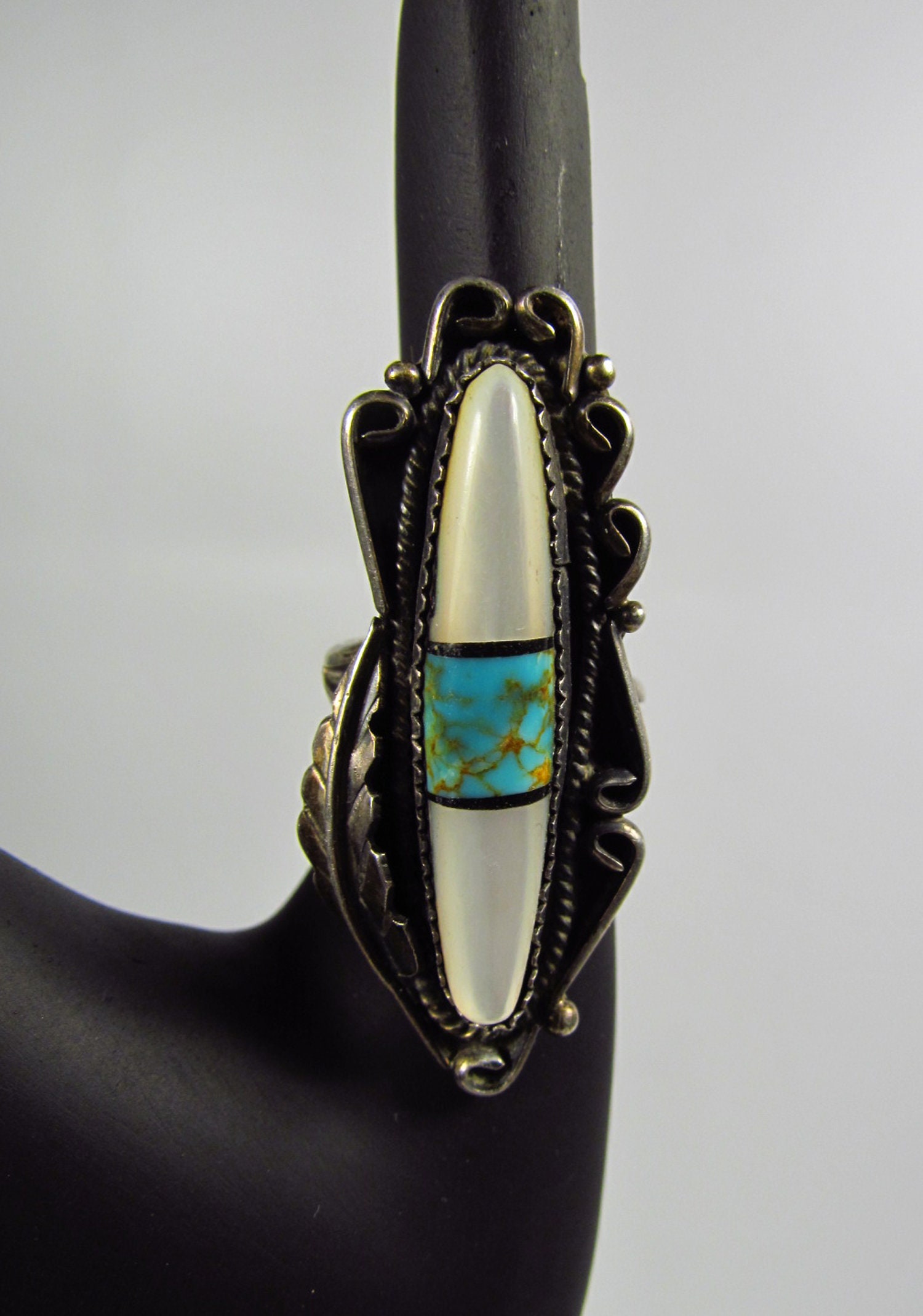 Türkis, Perlmutt Und Onyx Inlay Auf Sterling Silber Ring Türkis, Perlmutt Und Onyx Inlay Auf Sterling Silber Ring von VaillancourtGalleria