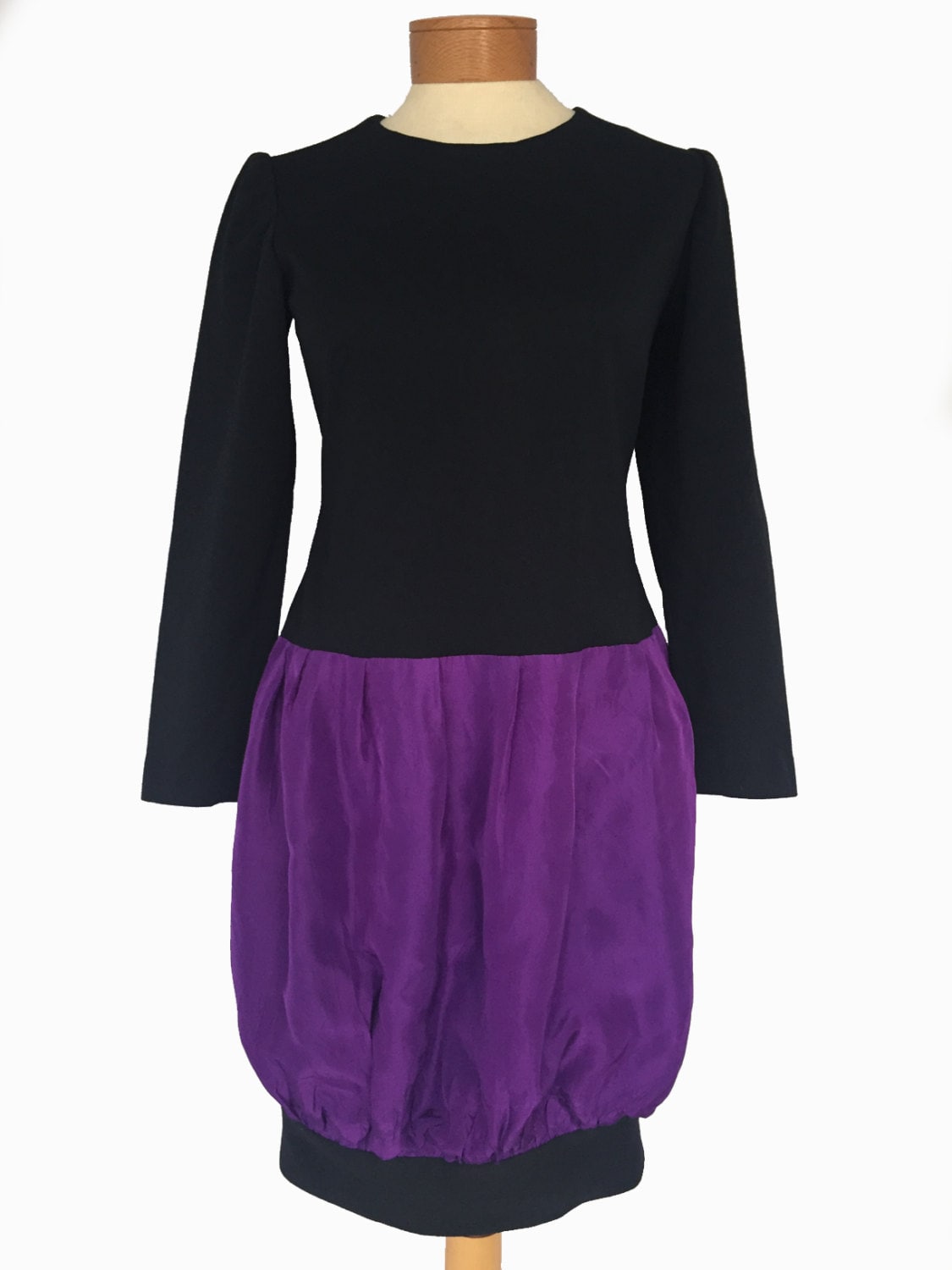 1990Er Jahre Pariser Kleid in Lila Und Schwarz Für Unantastbar Tech Gründer 1990Er Jahre Pariser Kleid in Lila Und Schwarz Für Unantastbar Tech Gründer von VainAttemptsVintage