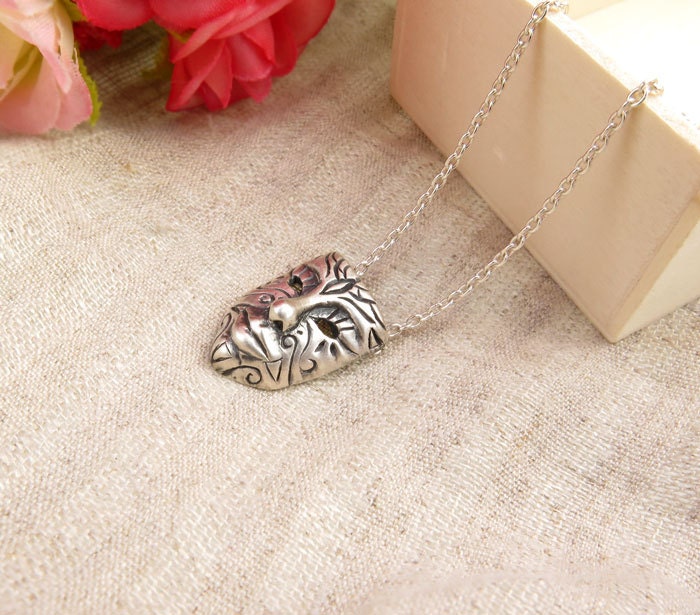 Dekorativer Maskenanhänger, Silbermaske, Sterling Anhänger, Dramaturgie, Theatermaske Geschenk, Geschnitzter Massives Silber von VakadiJewelry