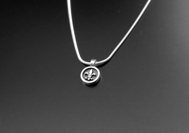 Fleur De Lis Silber Anhänger, Sterling Halskette, Fleur Lis Charme, Halskette. Ooak Fleur De Lis Silber Anhänger, Sterling Halskette, Fleur Lis Charme, Halskette. Ooak von VakadiJewelry