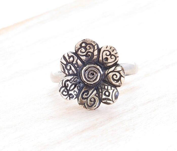 Handgemachter Silber Blumen Ring, 7 Blatt Blume, Wachs Modellierring, Einzigartiger Glücksblumen Schönes Geschenk Für Sie von VakadiJewelry