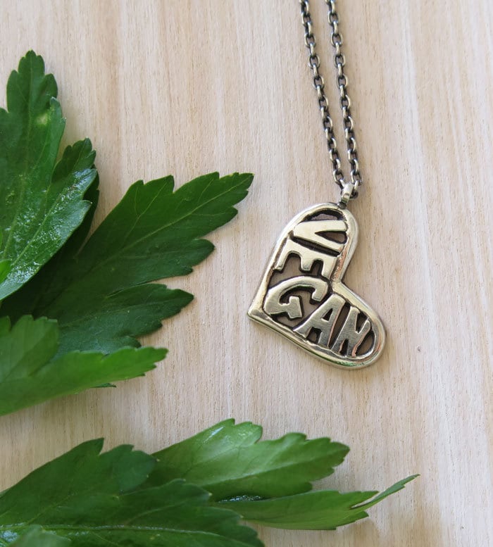 Vegan Halskette, Sterling Silber 925, Handgemachter Schmuck, Anhänger An Kette, Liebe, Geschenk, Vegetarier Vegan Halskette, Sterling Silber 925, Handgemachter Schmuck, Anhänger An Kette, Liebe, Geschenk, Vegetarier von VakadiJewelry