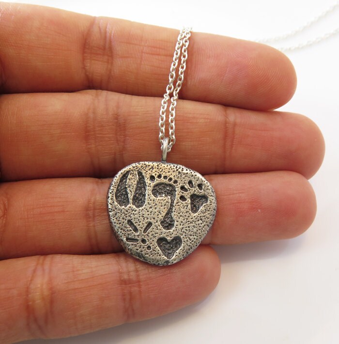 Vegan Schritte Silber Anhänger, Handgemachter Schmuck, Pfoten Und Fußabdrücke Anhänger An Einer Sterling Kette, Halskette, Geschenk Vegan Schritte Silber Anhänger, Handgemachter Schmuck, Pfoten Und Fußabdrücke Anhänger An Einer Sterling Kette, Halskette, Geschenk von VakadiJewelry