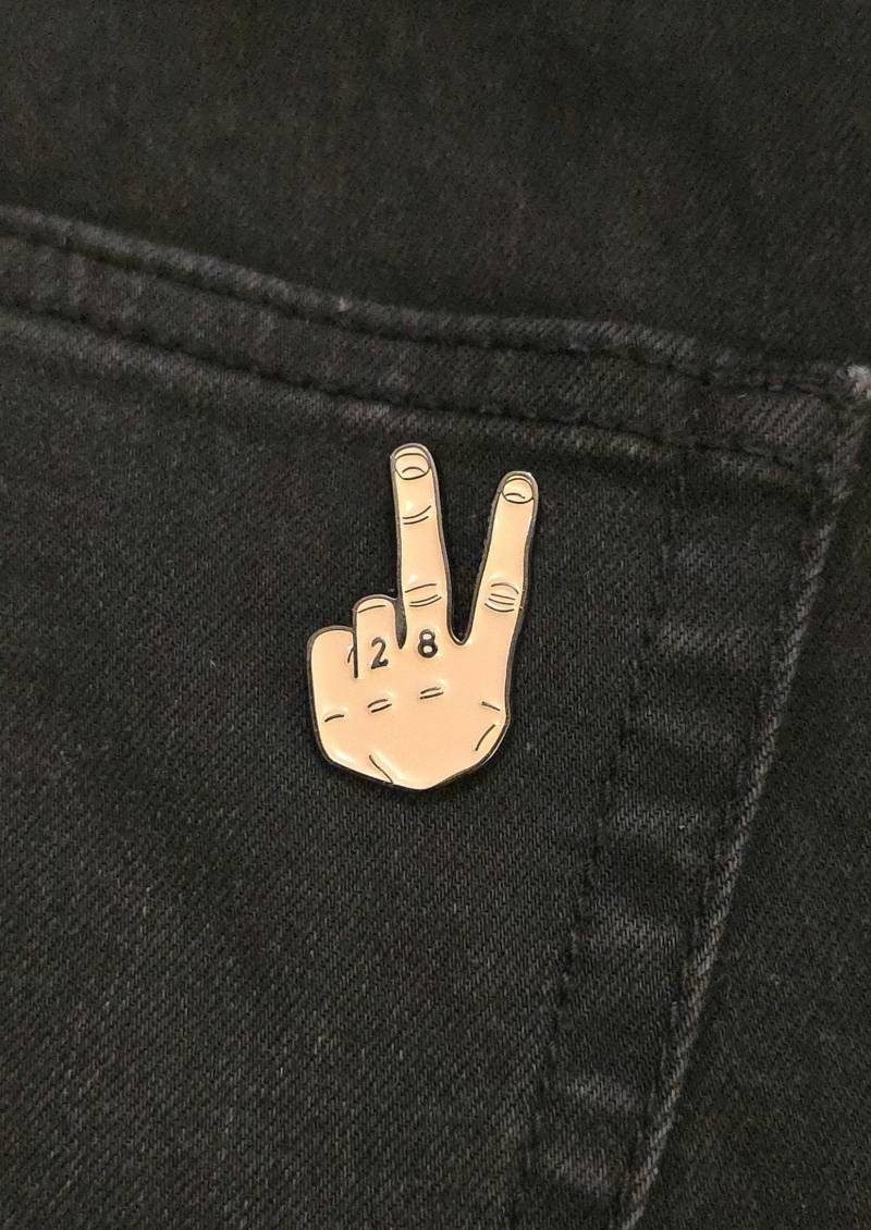 Louis 28 Peace Sign Pin von VakanisShop