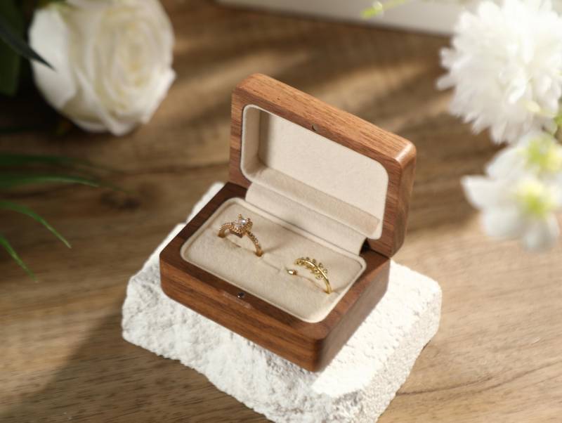 Personalisierte Hochzeit Ring Box, Holz Double Jahrestag Geschenk, Gravierte Bearer Verlobungsring-Box von ValentinVolice