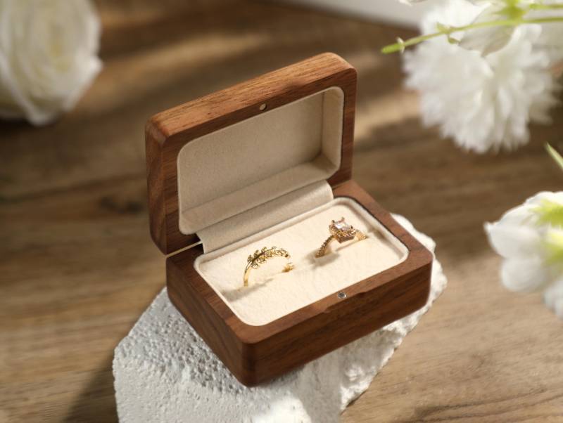 Personalisierte Hochzeit Ring Box, Holz Double Jahrestag Geschenk, Gravierte Bearer Verlobungsring-Box von ValentinVolice
