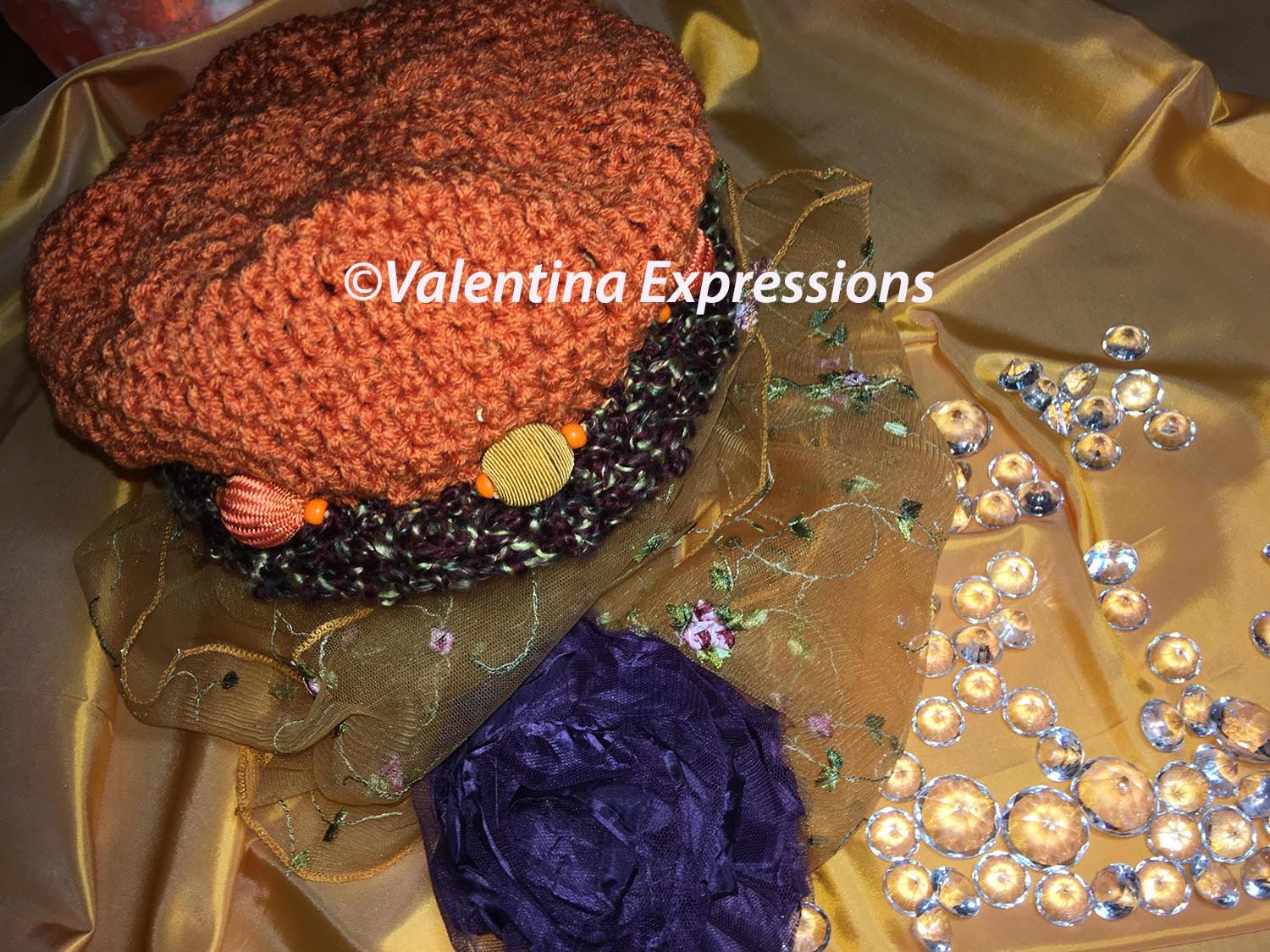 Cloche Hat - Karotten- Und Rindenfarben Mit Baumwollfaser-Orangenbällchen Cloche Hat - Karotten- Und Rindenfarben Mit Baumwollfaser-Orangenbällchen von ValentinaExpressions