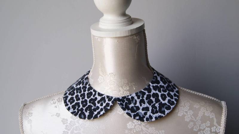 Leopard Print Halskette Muster Rund Form Abnehmbares Zubehör Für Frauen Zweiseitig Schwarz Weiß Grau Band von ValentinasBoutiquePL