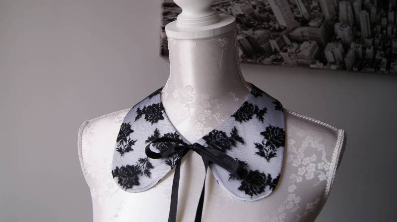 Weißer Kragen Halskette Mit Schwarzer Spitze Und Band Runde Form Abnehmbare Accessoires Für Frauen Zwei-Seitig Geschnürt Peter Pan Romantisch von ValentinasBoutiquePL