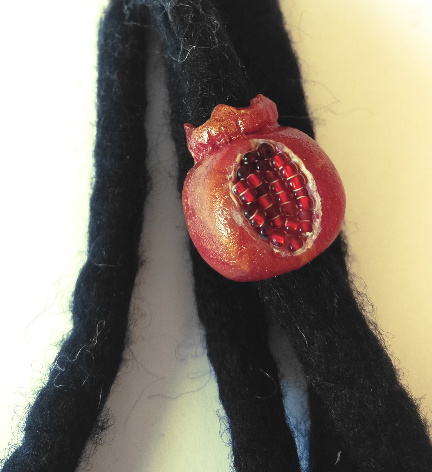 Granatapfelfrucht, Dreadlockperle, Rote Frucht, Dreaddekoration, Fruchtperle, Dreadlocks, Dreadaccessoires, Dreadlockmanschette Granatapfelfrucht, Dreadlockperle, Rote Frucht, Dreaddekoration, Fruchtperle, Dreadlocks, Dreadaccessoires, Dreadlockmanschette von ValeriBell