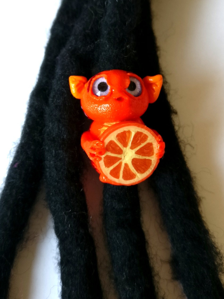 Mandarinen-Troll, Lila Augen, Mini-Skulptur, Haar-Accessoire, Tier-Dread-Dekor, Dread-Dekoration, Dreadlocks, Dreadlock-Manschette Mandarinen-Troll, Lila Augen, Mini-Skulptur, Haar-Accessoire, Tier-Dread-Dekor, Dread-Dekoration, Dreadlocks, Dreadlock-Manschette von ValeriBell