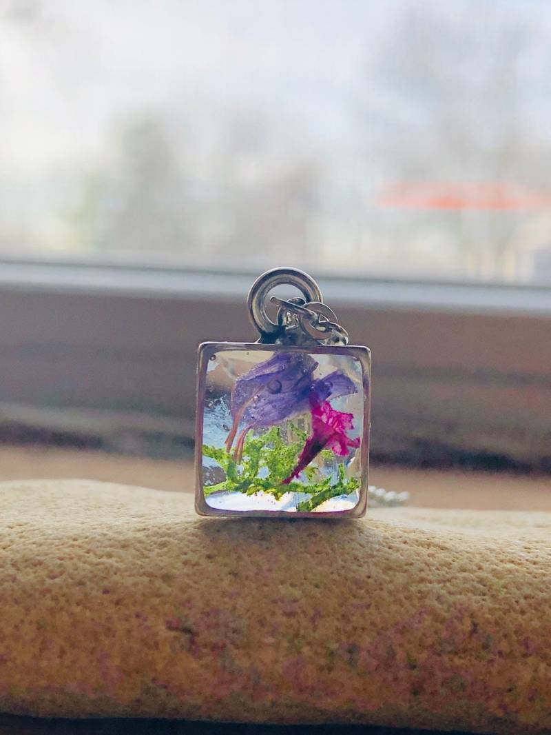 Echte Blumen Anhänger Halskette Aus Resin Mit Pinkem Limoncello & Statice Echte Blumen Anhänger Halskette Aus Resin Mit Pinkem Limoncello & Statice von ValeriaPrietoArtwork