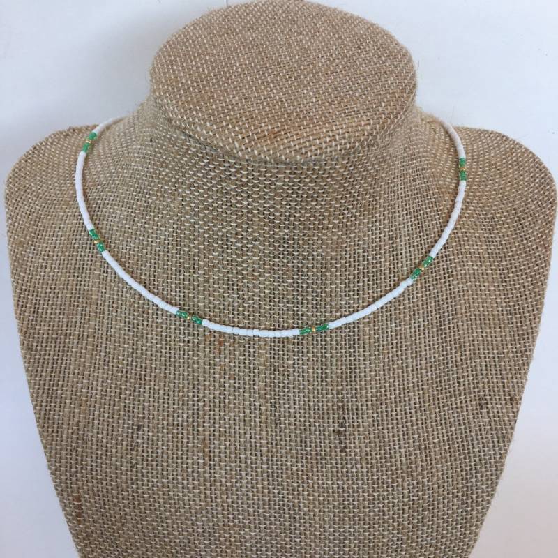 Weiße Samenperlen Mit Grünen Und Goldenen von ValerieWarlickDesign