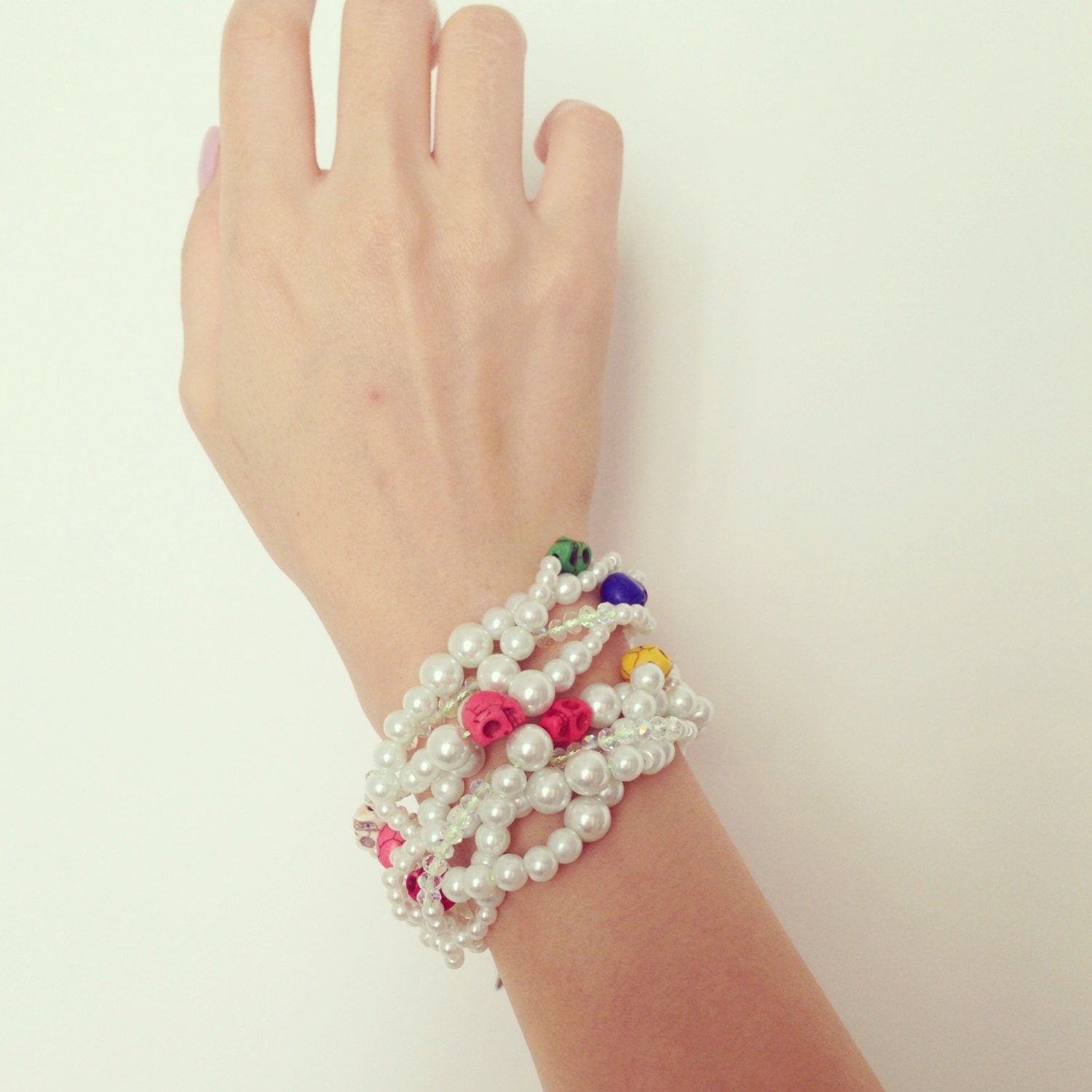 Handgefertigtes Perlenarmband Bunte Totenkopf Perlen von Valeriesrainbow