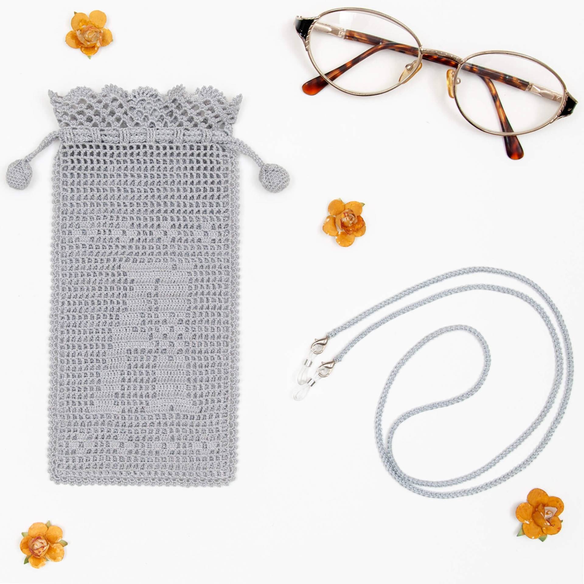 Personalisierte Häkeln Monogramm Brillenetui Mit Spitzenbesatz Und Riemen Personalisierte Häkeln Monogramm Brillenetui Mit Spitzenbesatz Und Riemen von ValeryAccessory