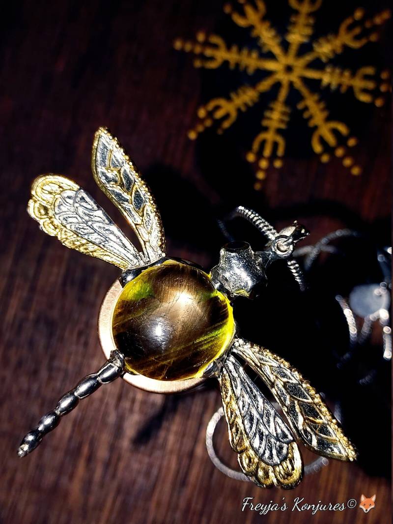 Goldener Grüner Stern-Saphir Verzierte Filligrane Libellen-Anhänger Mit Blauen Saphir-Akzenten - "Der Fjordflieger" von ValhallaGems