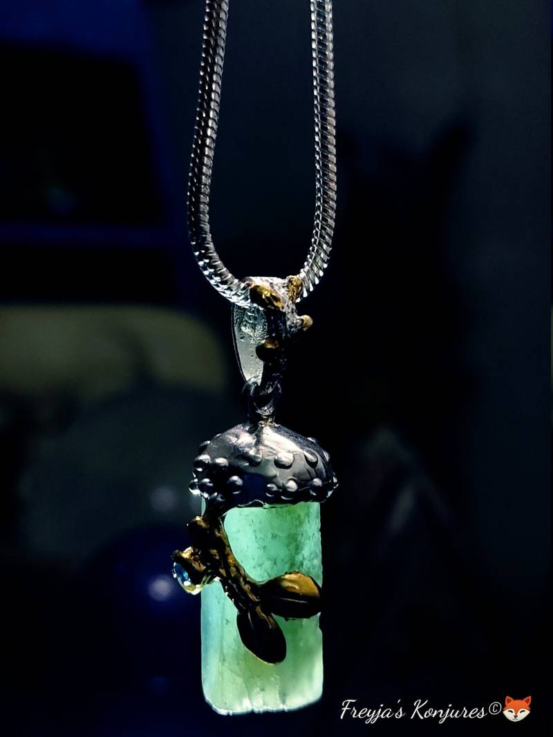 Grasgrüner Smaragd-Anhänger Mit Aquamarin-Akzent - "The Mountain Dragon's Jewel" von ValhallaGems