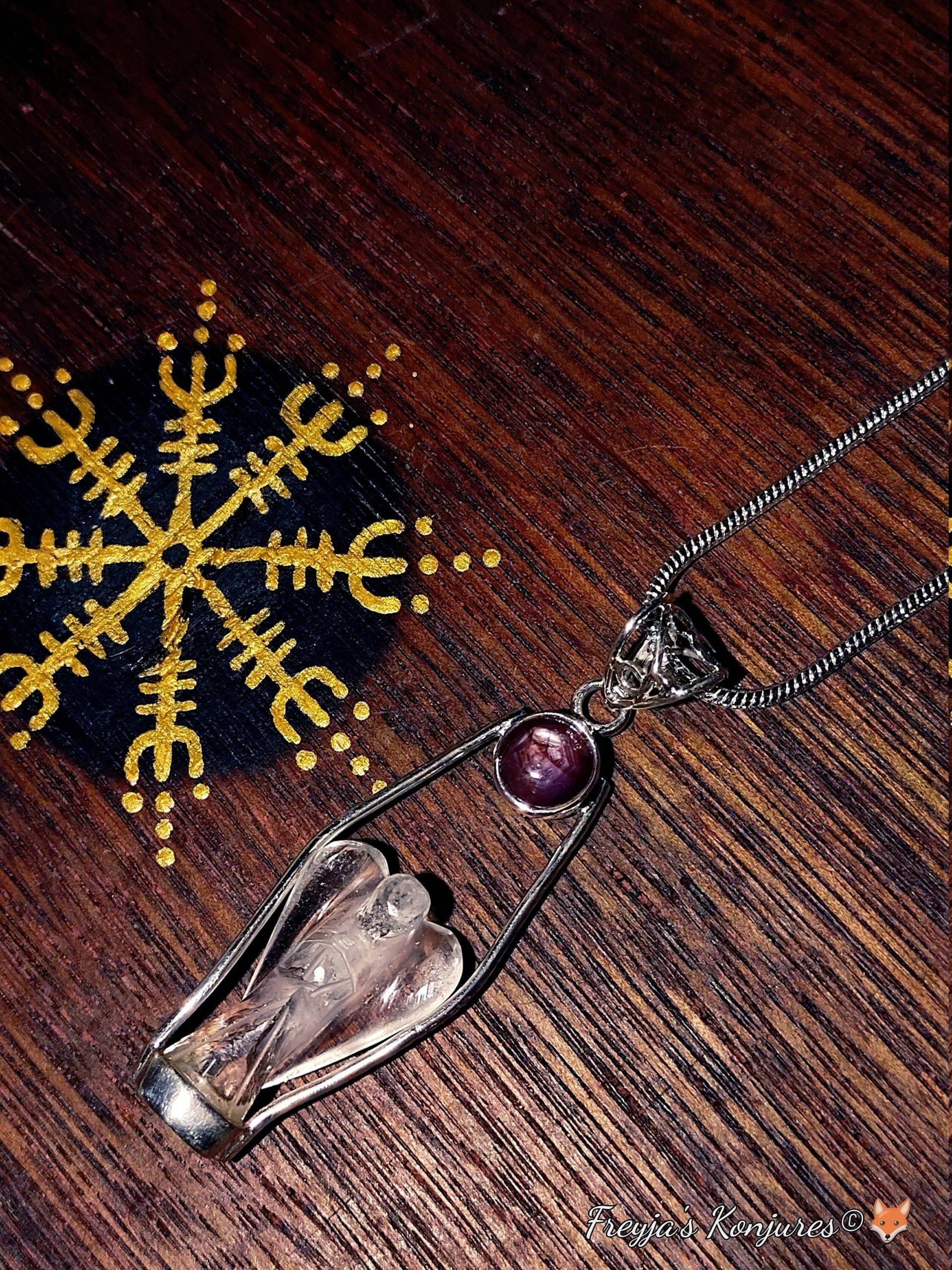 Kunstvoller Geschnitzter Quarz Engel Mit Tief Himbeerrotem Sternrubin Anhänger - "Talisman Des Erzengels" Kunstvoller Geschnitzter Quarz Engel Mit Tief Himbeerrotem Sternrubin Anhänger - "Talisman Des Erzengels" von ValhallaGems