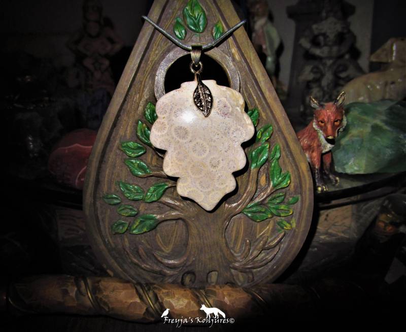 Meereslaub Versteinerte Koralle Blatt Anhänger - "The Mermaid's Talisman" von ValhallaGems