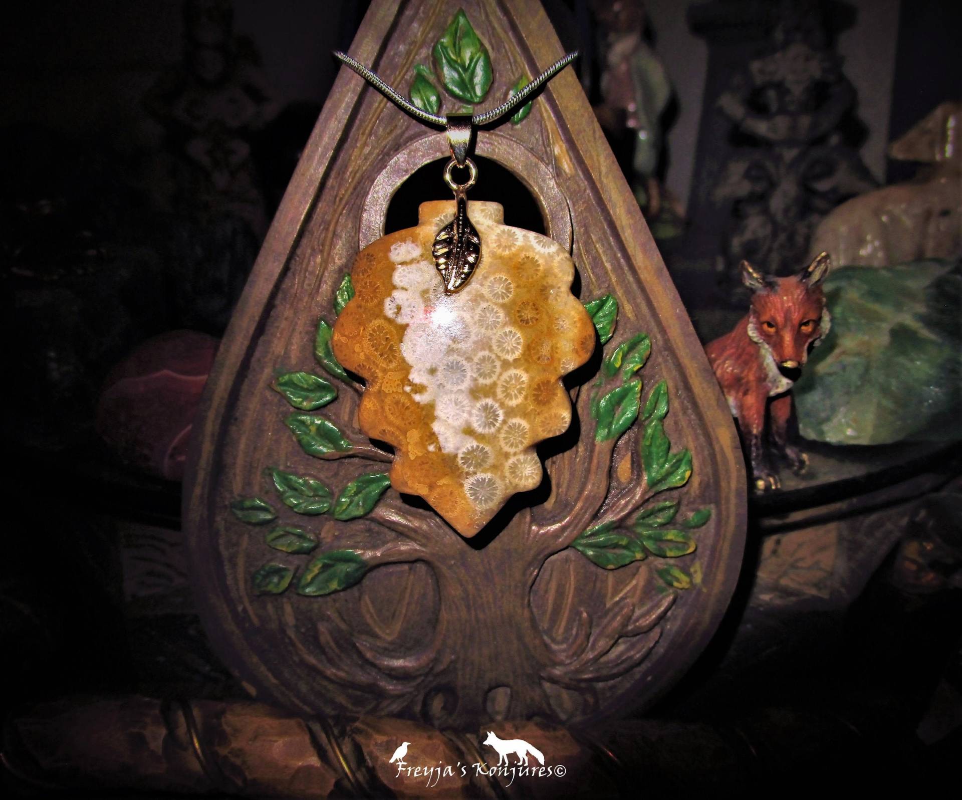 Meereslaub Versteinerte Koralle Blatt Anhänger - "The Mermaid's Talisman" von ValhallaGems