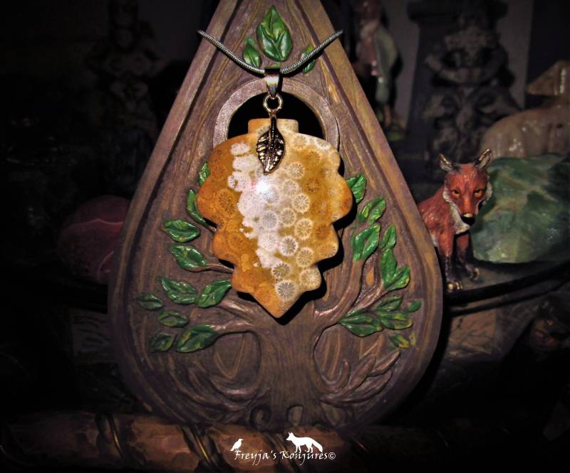 Meereslaub Versteinerte Koralle Blatt Anhänger - "The Mermaid's Talisman" von ValhallaGems