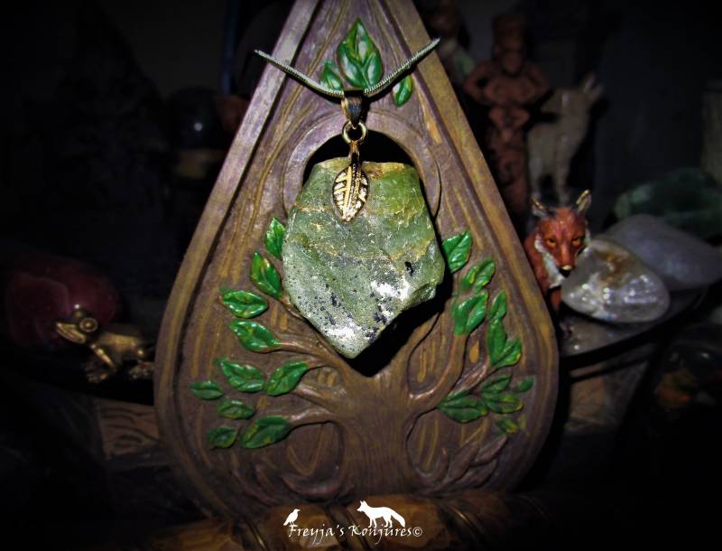 Olivin Peridot Blatt Anhänger - "Jewel Of Leo & Pele" von ValhallaGems