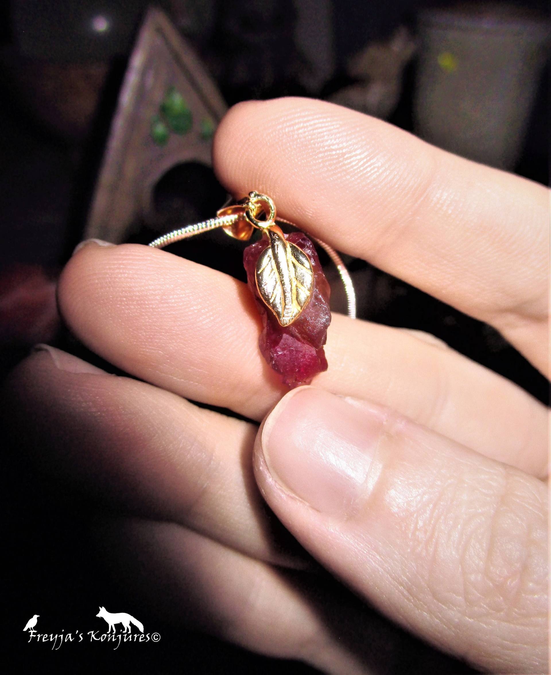 Zierlicher Himbeerroter Rauer Rubellitblatt-Anhänger - "The Unicorns Jewel" von ValhallaGems