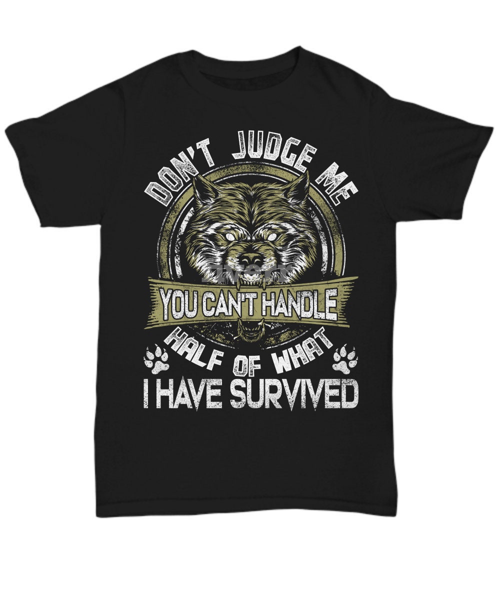 Don't Judge Me Sie Nicht Umgehen, Die Hälfte Von Dem, Was Ich Habe Überlebt, Wolf Grafik T-Shirt, S-5xl, Liebhaber Shirt, Papa-Shirt, Geschenk Für von ValhallasGlory
