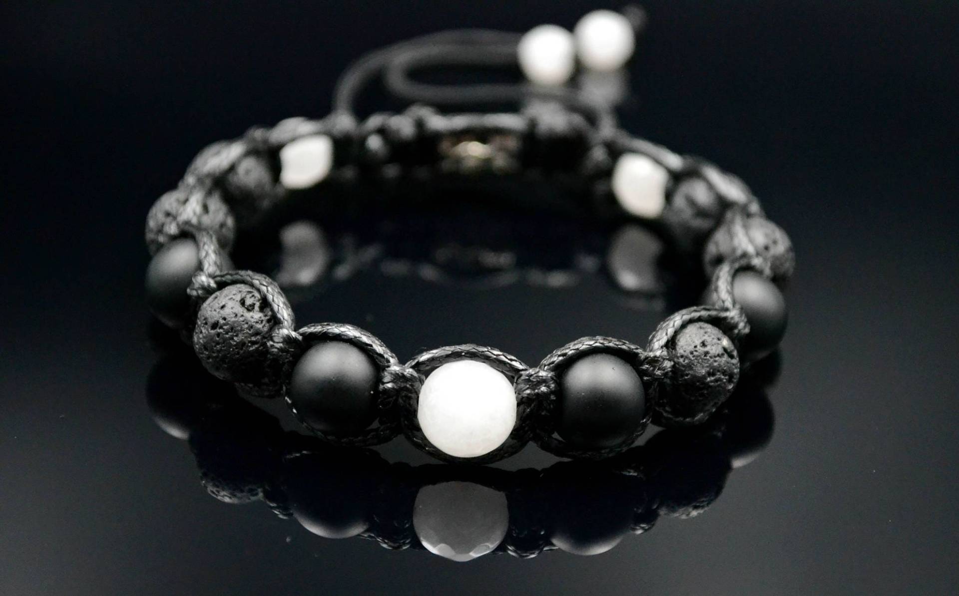 Herren Lavastein Armband Edelstein Perlen Weißes Nephrit Schwarzes Onyx Geschenk Für Männer Makramee von Valinde