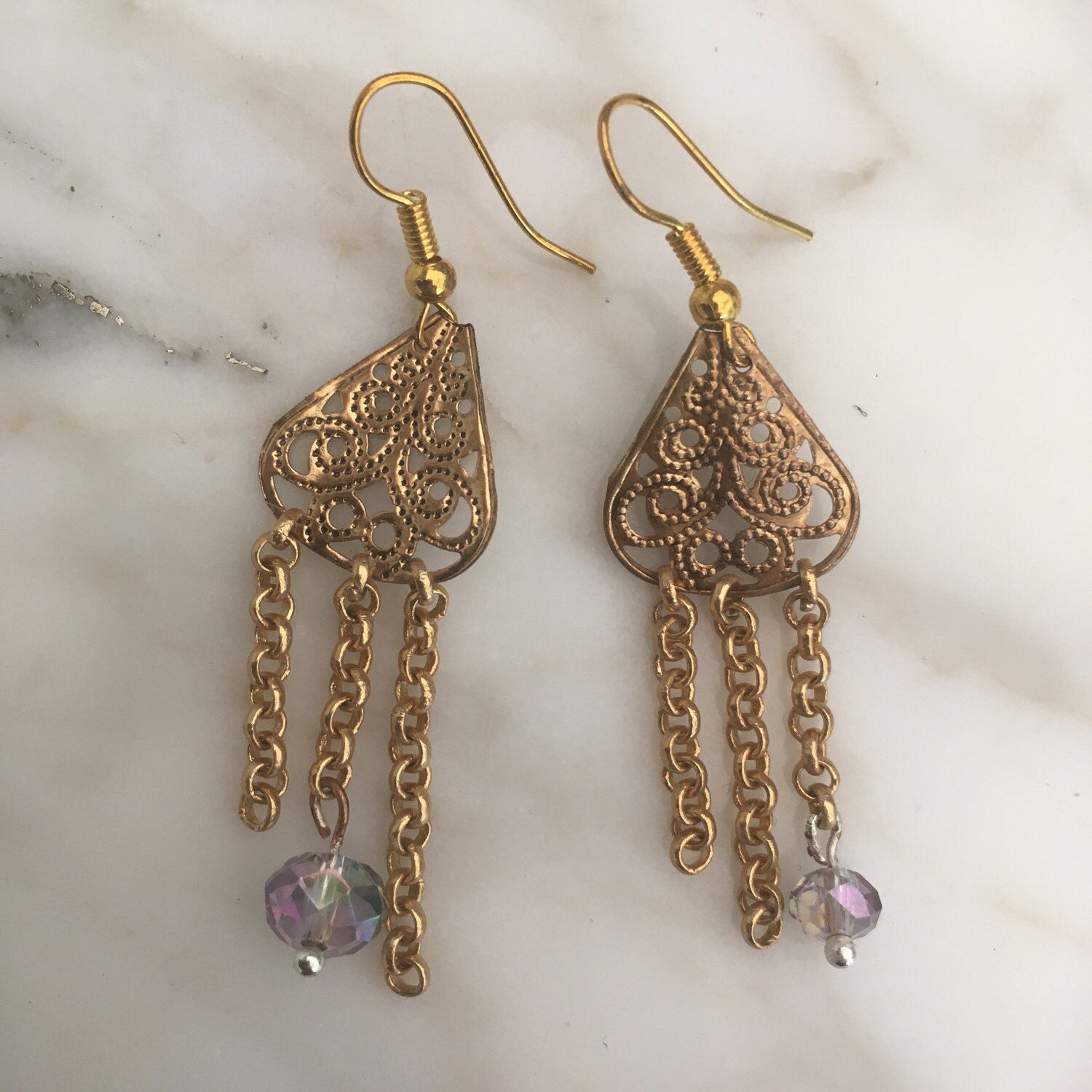 Gold Baumelnde Ohrringe Mit Upcycling Kette Und Filigranen Anhängern von ValkyrieStone