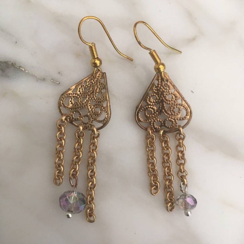 Gold Baumelnde Ohrringe Mit Upcycling Kette Und Filigranen Anhängern Gold Baumelnde Ohrringe Mit Upcycling Kette Und Filigranen Anhängern von ValkyrieStone