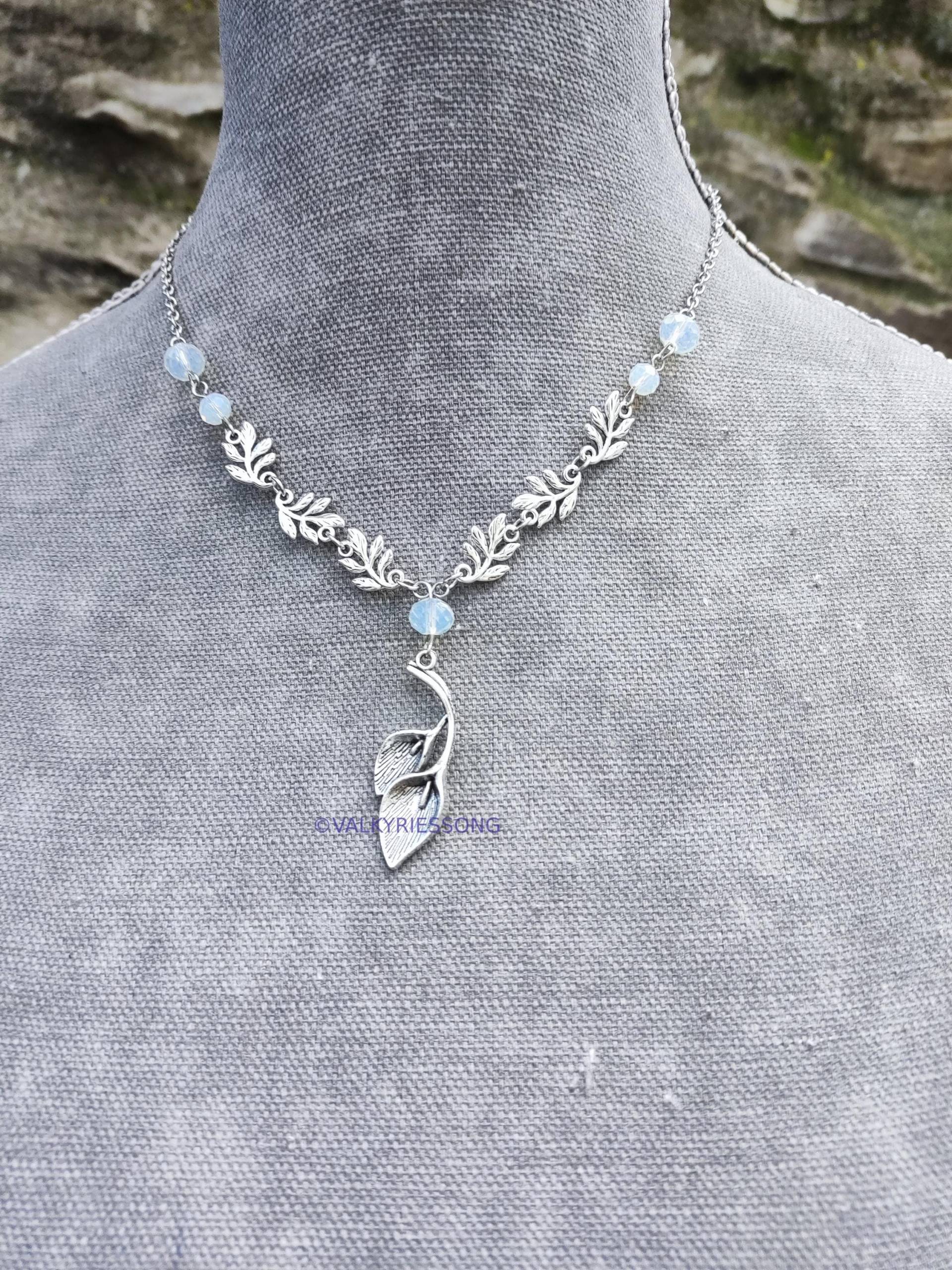 Opalith Calla Lilie Halskette, Blatt Silberkette, Victorian Floral Opalite Fantasy Hochzeit Schmuck, Vintage White Opal Crystal Opalith Calla Lilie Halskette, Blatt Silberkette, Victorian Floral Opalite Fantasy Hochzeit Schmuck, Vintage White Opal Crystal von ValkyriesSong
