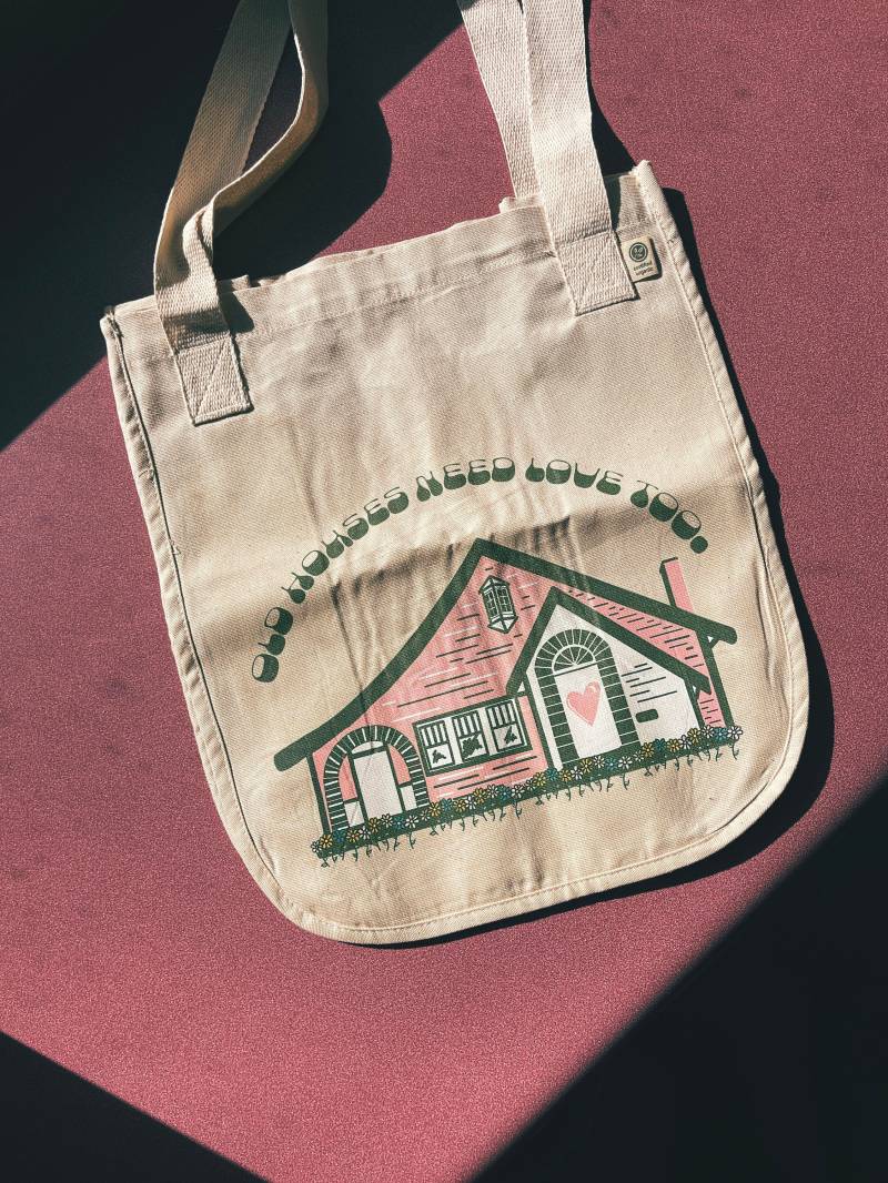 Alte Häuser Brauchen Auch Liebe Bio-Baumwolltasche von ValleyFernCo