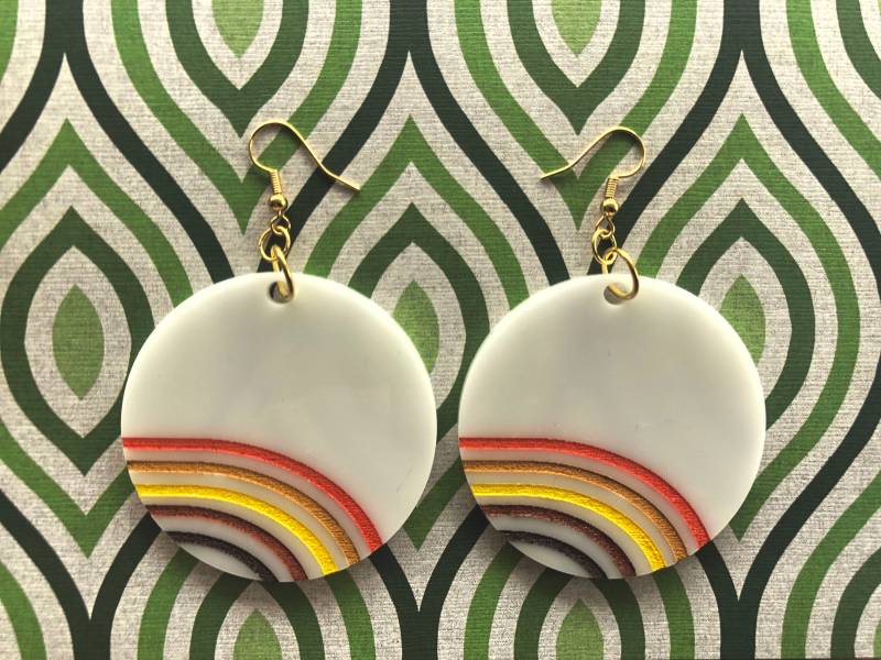 Handgemachte Acryl Ohrringe - 1970Er Jahre Stil Regenbogen Streifen/Kreis Retro von ValleyFernCo