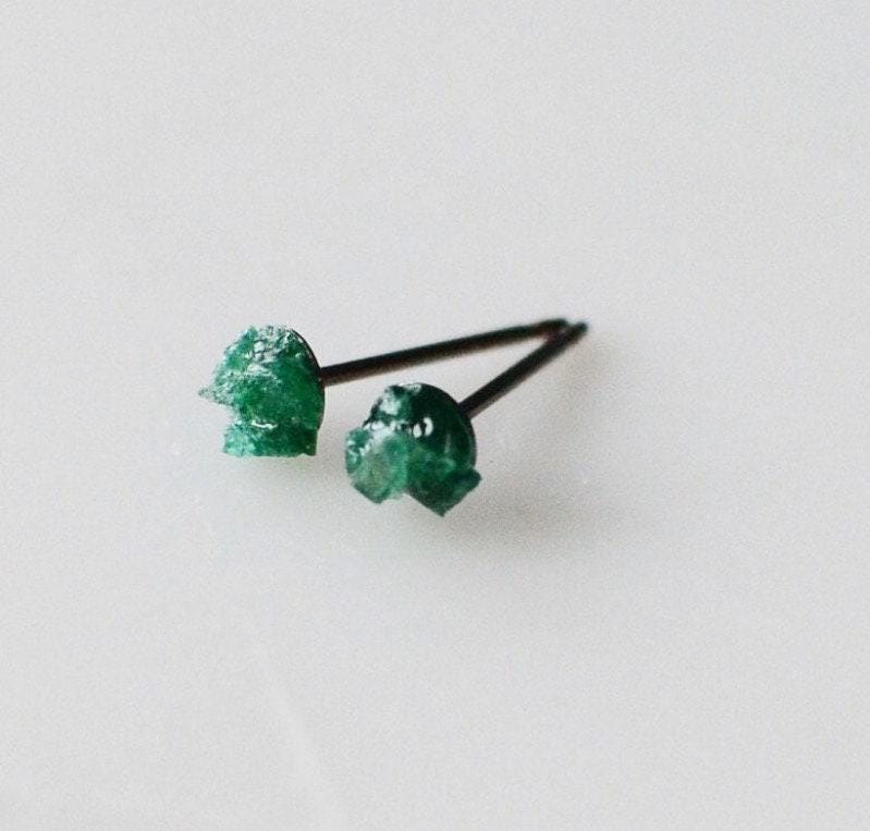 Dunkelgrüne Aventurin-Titan-Ohrstecker Hypoallergener Waldschmuck von VallomaJewelryShop