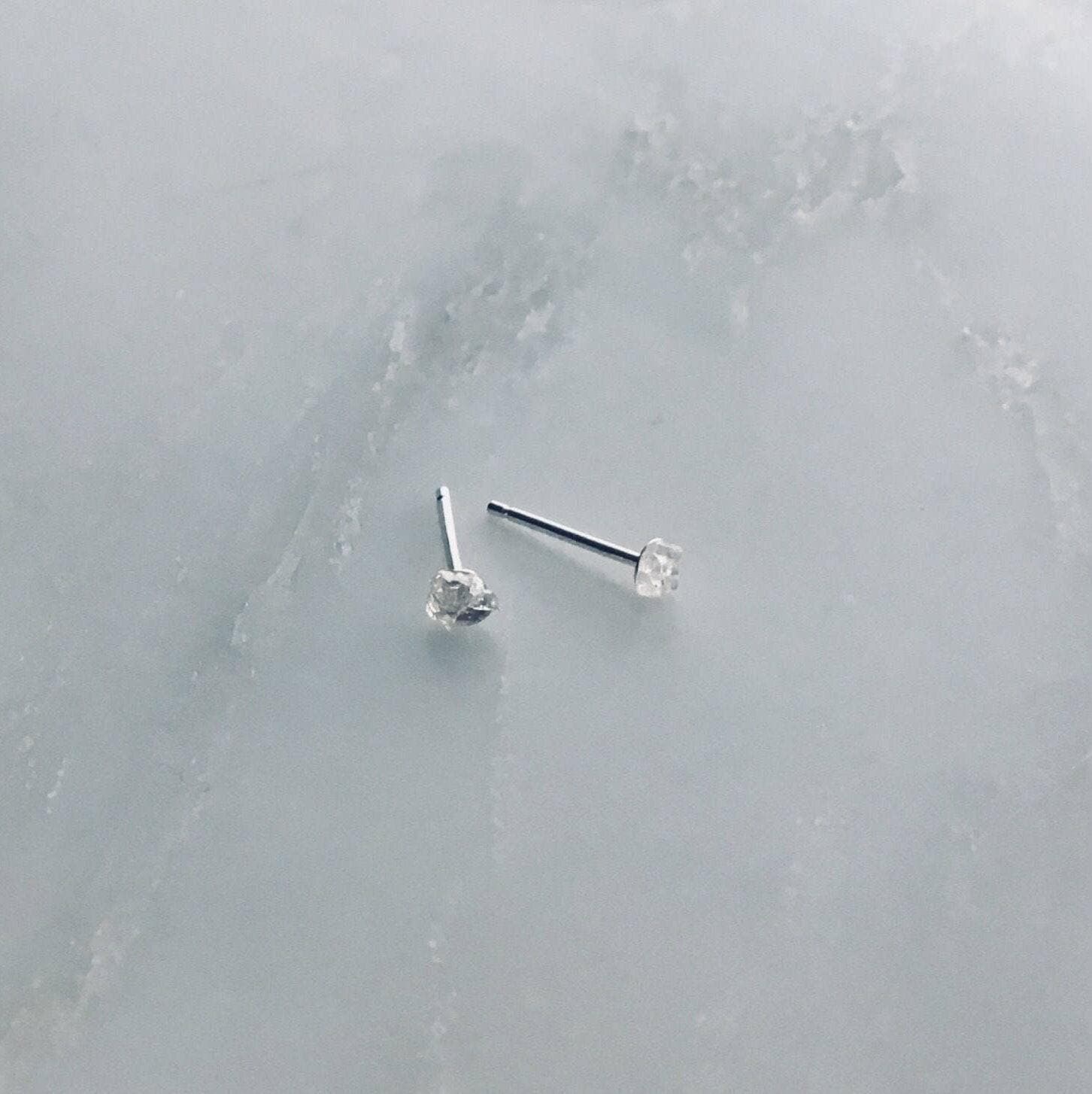 Kleine Klare Quarz Sterling Silber Ohrstecker Minimalist Kristall Schmuck von VallomaJewelryShop