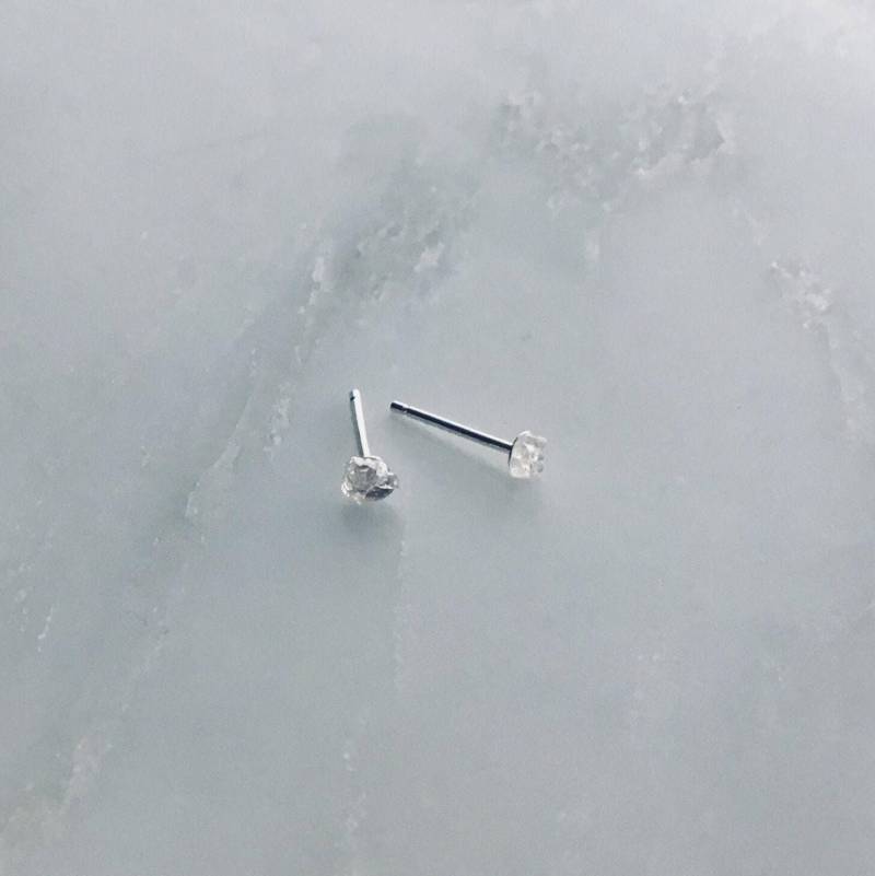 Kleine Klare Quarz Sterling Silber Ohrstecker Minimalist Kristall Schmuck von VallomaJewelryShop