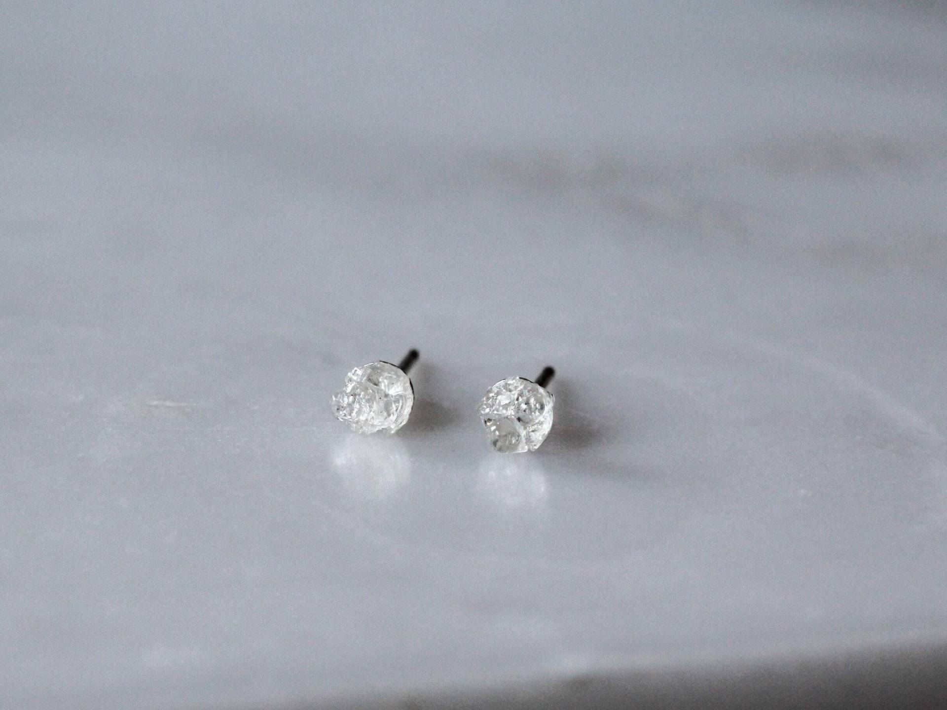 Rohe Bergkristall Sterling Silber Ohrstecker April Birthstone Ohrringe von VallomaJewelryShop