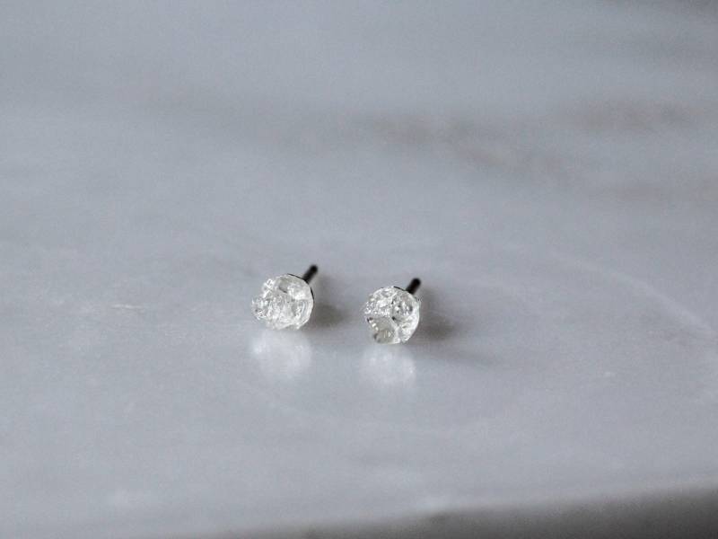 Rohe Bergkristall Sterling Silber Ohrstecker April Birthstone Ohrringe von VallomaJewelryShop