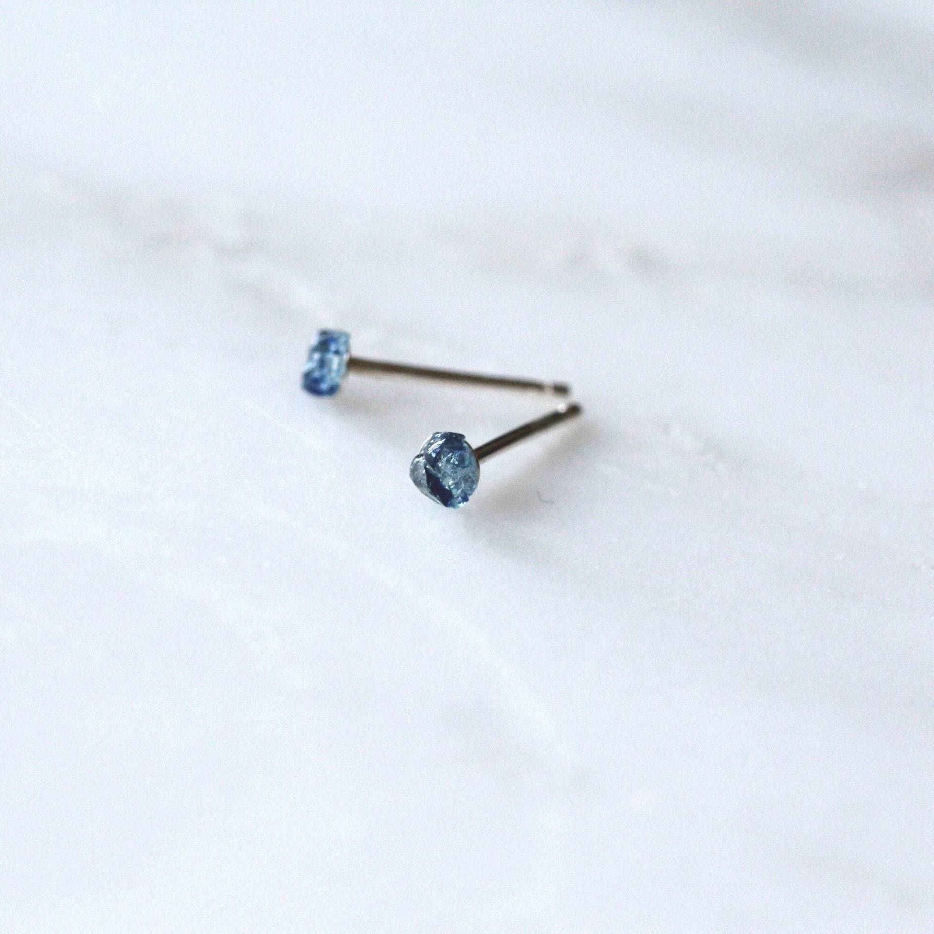 Rohe Saphir Sterling Silber Ohrstecker Kleine Blaue Ohrringe von VallomaJewelryShop